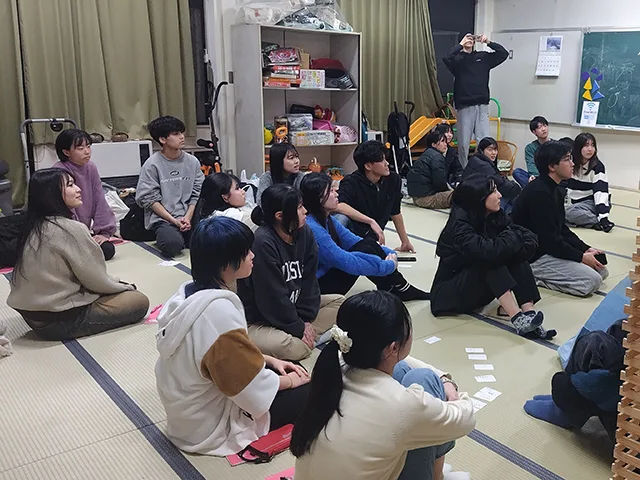 宿泊施設でくつろぐ様子